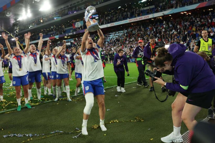 Английская Люси Бронзе признает, что она играла в течение двух месяцев со сломанной голени