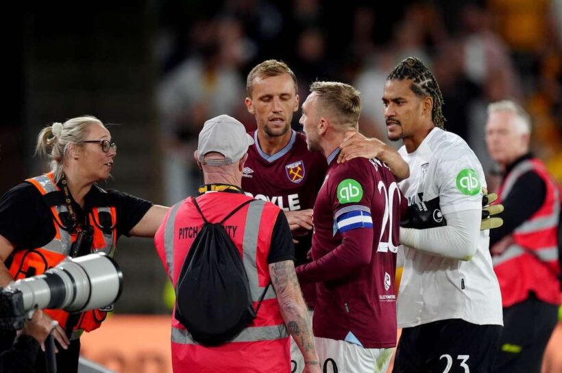 Эмоции после поражения Вест Хэм. Боуэн спорил с поклонниками, Soucek пришлось успокоить его