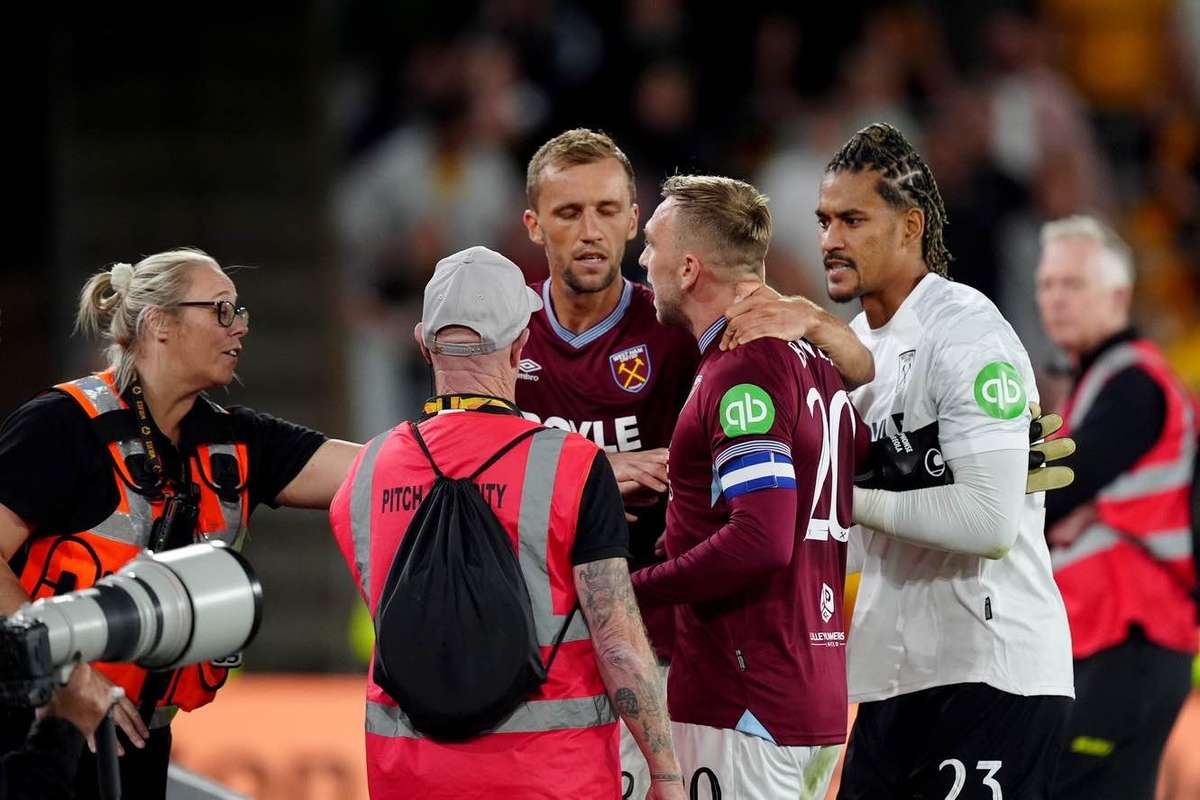 Эмоции после поражения Вест Хэм. Боуэн спорил с поклонниками, Soucek пришлось успокоить его