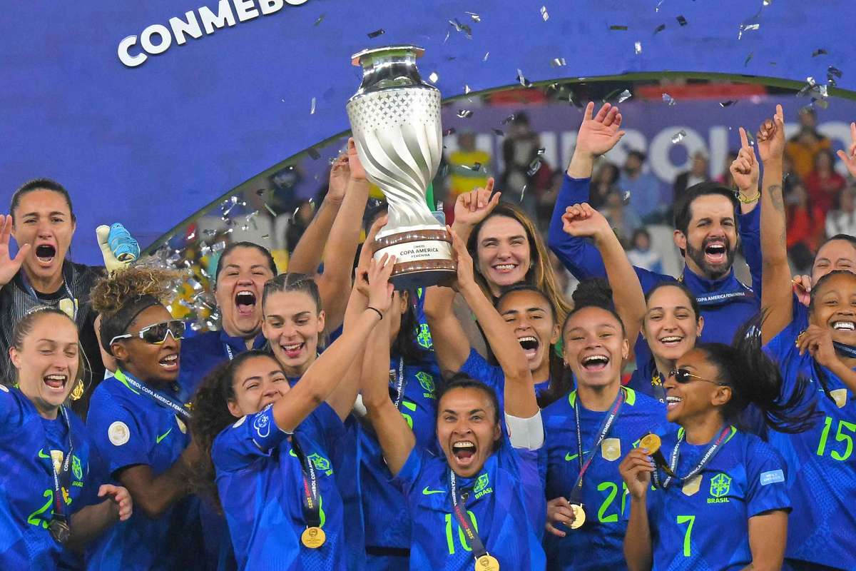 Бразильский выиграл Copa America. 39-летняя Марта Героиня