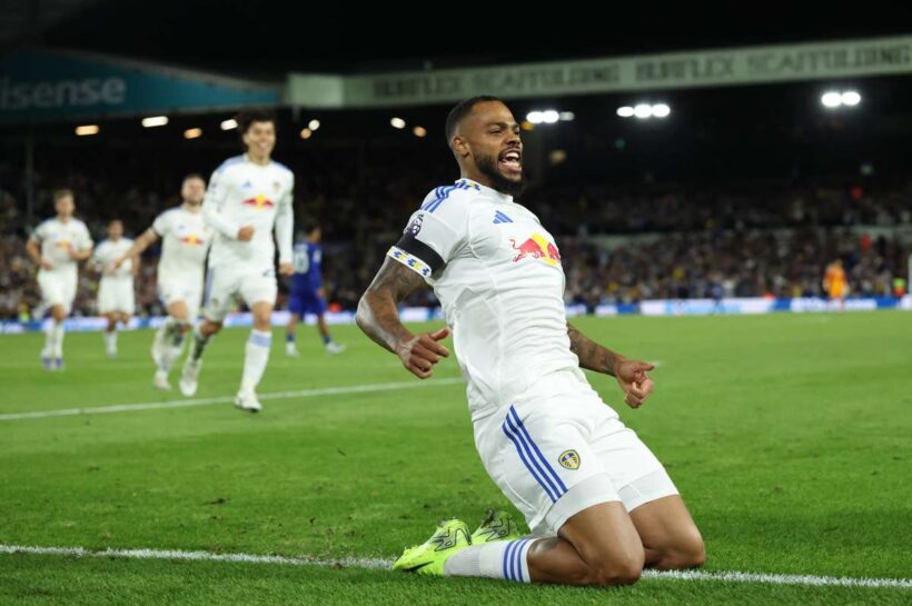 Лидс празднует возвращение победителей в Премьер -лигу с захватывающей победой с Эвертоном