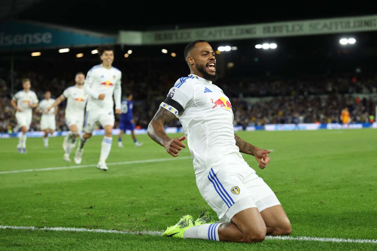 Лидс празднует возвращение победителей в Премьер -лигу с захватывающей победой с Эвертоном