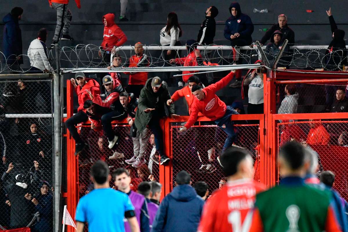 Матч Copa Sudamericana прерван из -за поклонников на стендах