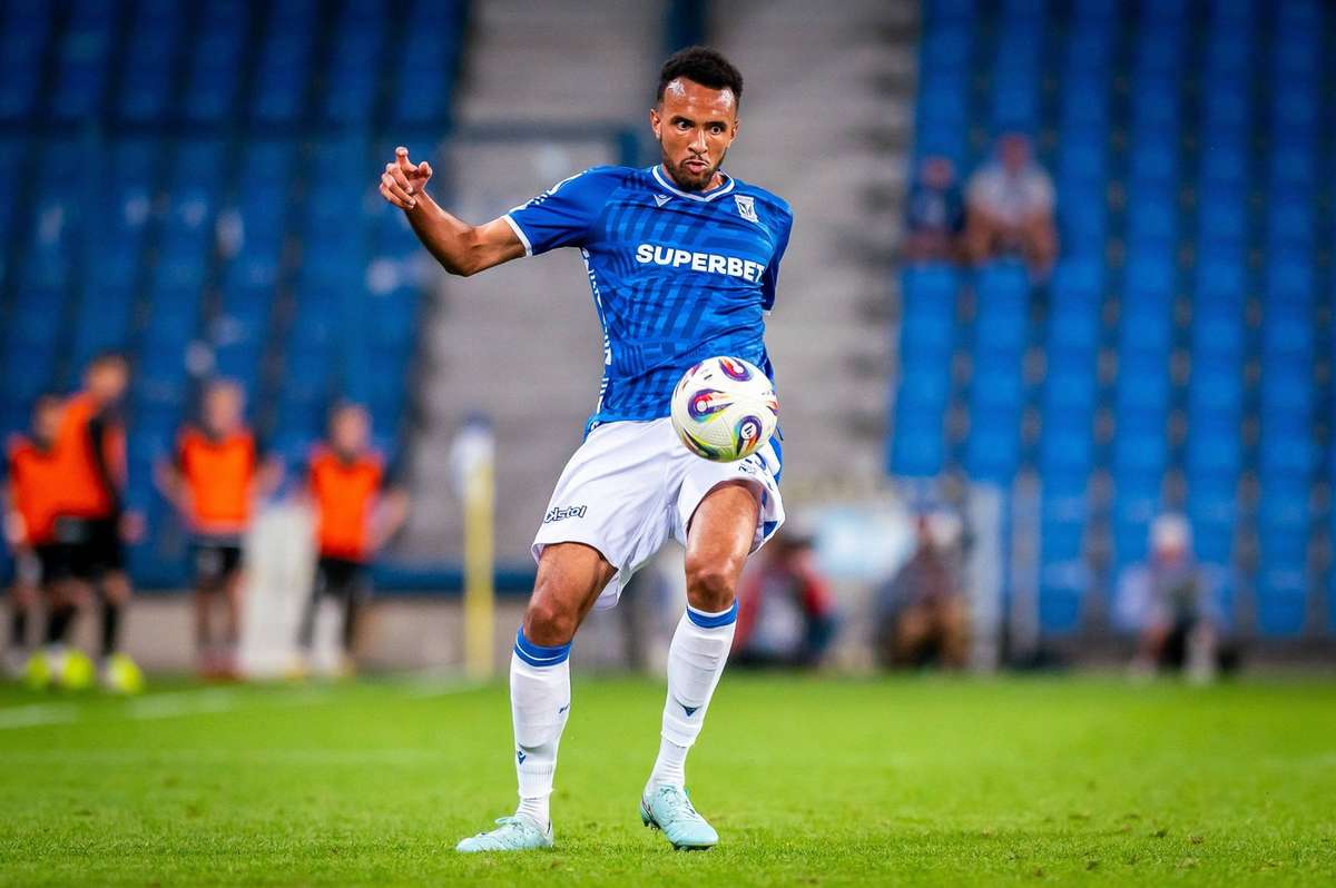 Травма Алекса Дугласа еще одним ослаблением леха перед матчем в Белграде