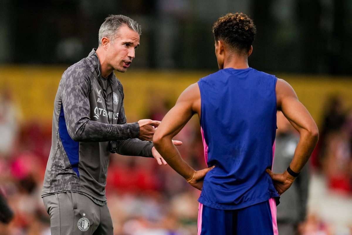 Ван Перси восхваляет Арне Слота и Ливерпуль за "верхний футбол"