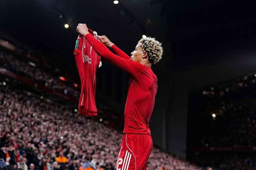 Слот был в ярости после того, как бросил ekitike с поля. "Это было ненужно"