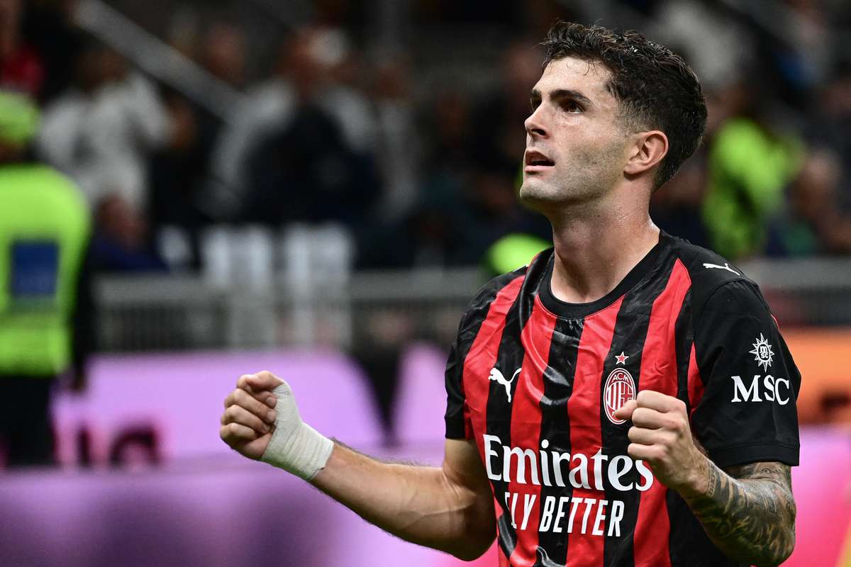 Милан сломал Наполи, несмотря на красную карту и идет на вершину серии А