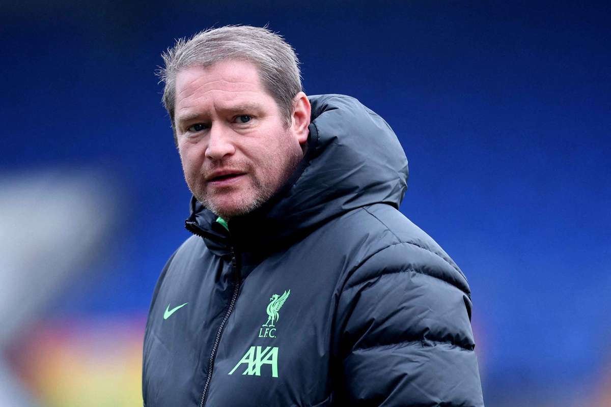 Бывший тренер женских команд Ливерпуль и Челси умер в возрасте 47 лет.