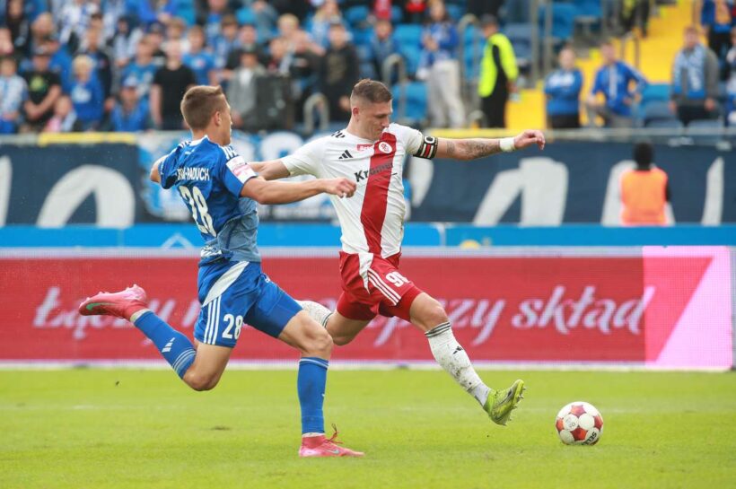 Движение поднимается в столе, медь удивила Полонию, чжна все еще без победы