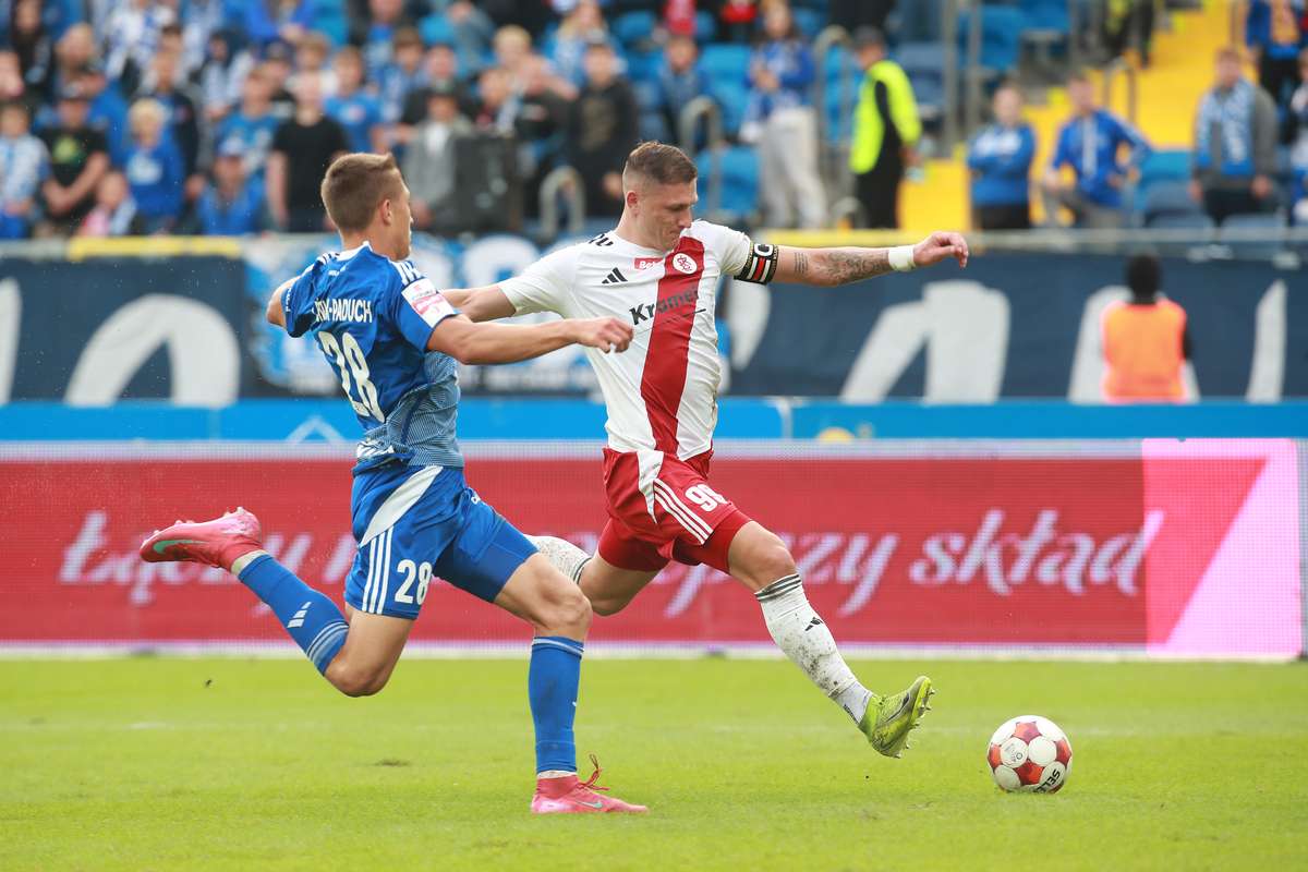 Движение поднимается в столе, медь удивила Полонию, чжна все еще без победы