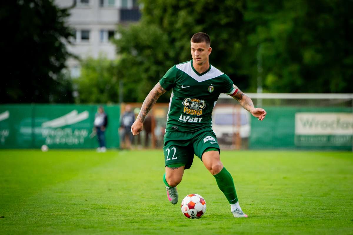 Матеуш Жуковский листья Силезии Вроцлав. Переезжает на немецкий магдебург