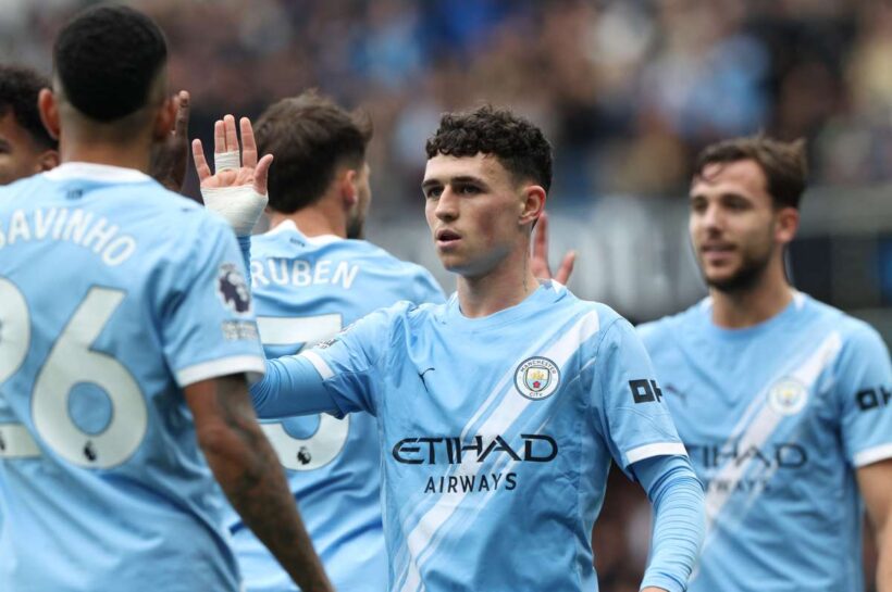 Эстев отмечает два дома