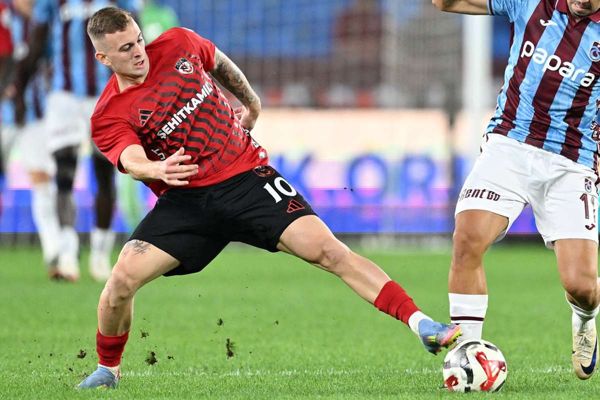 Kacper Kozłowski с целью перед группой, запечатал победу в Стамбуле