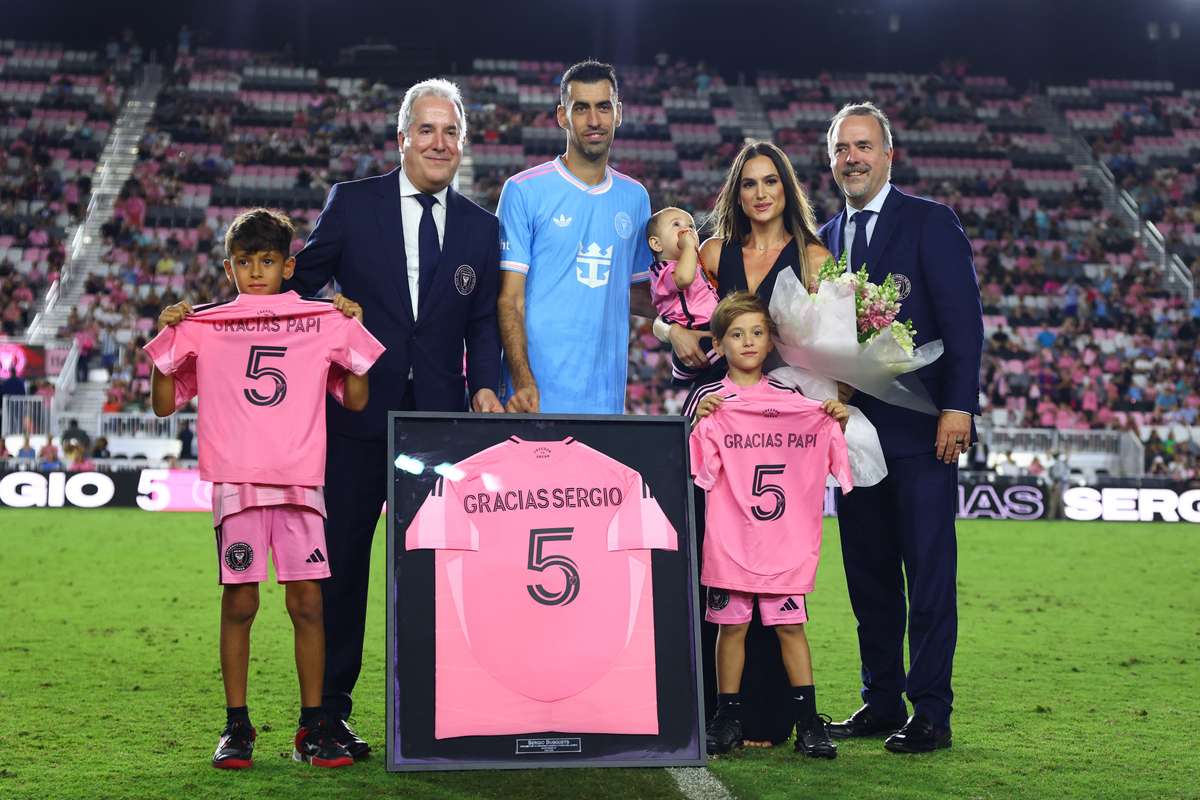 Овача и дань уважения Бускетс. После выхода на пенсию он отдохнет, чтобы вернуться в качестве тренера