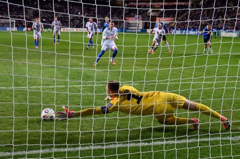 Крупнейшие звезды в субботу растратили пенальти, но экс-игрок Экстракласы сумел это сделать