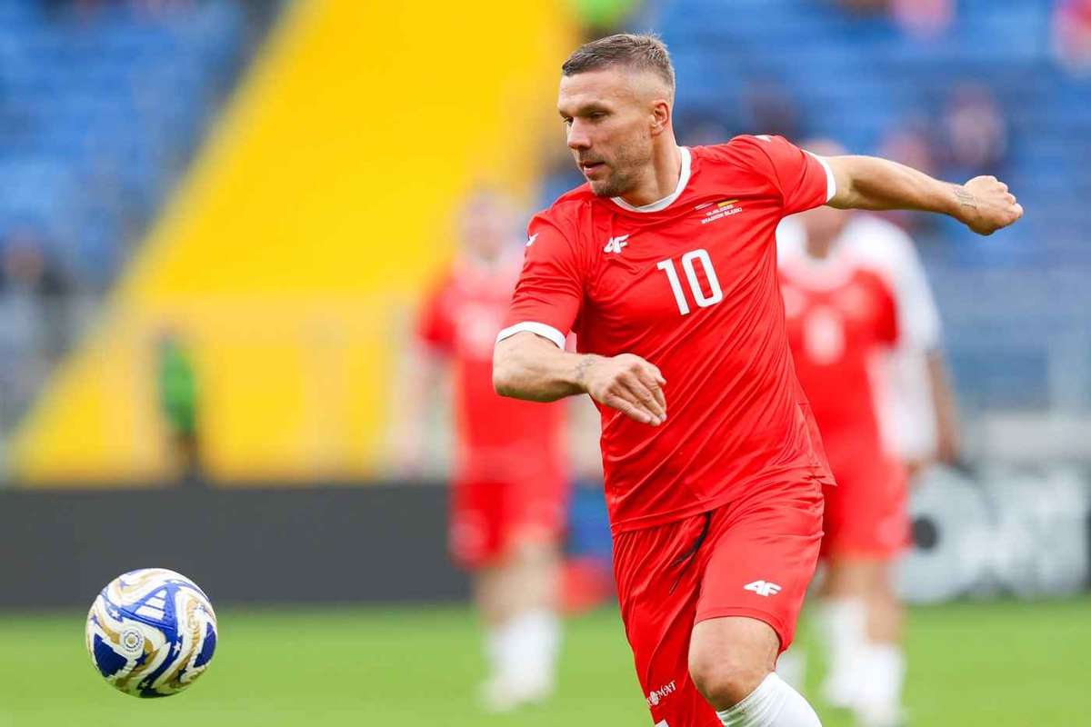 Подольски сразу в двух сборных. Он сделал результативную передачу за Германию, а затем за Польшу.