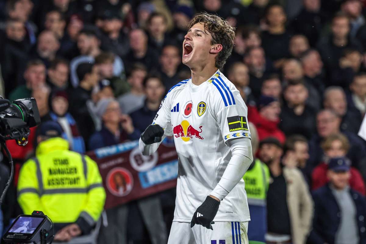 «Лидс Юнайтед» взбирается на стол на заднем плане разрушенного «Вест Хэма»