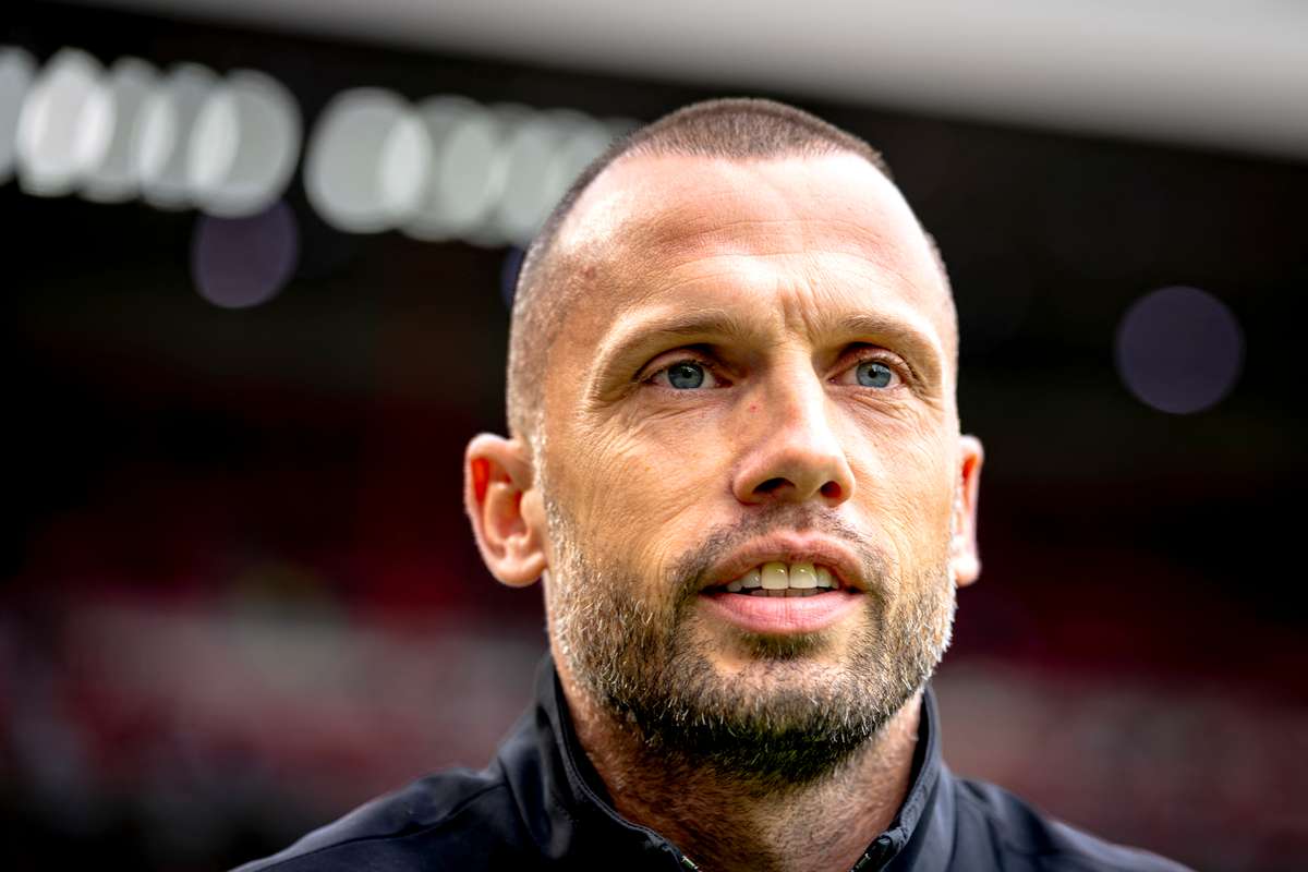 Совет по управлению Ajax «спас» тренера Джона Хайтинга, несмотря на компромисс с Marseille