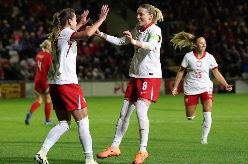 Польские игроки забили пять голов за Уэльс, фантастические голы Кокоша и Едлиньской.