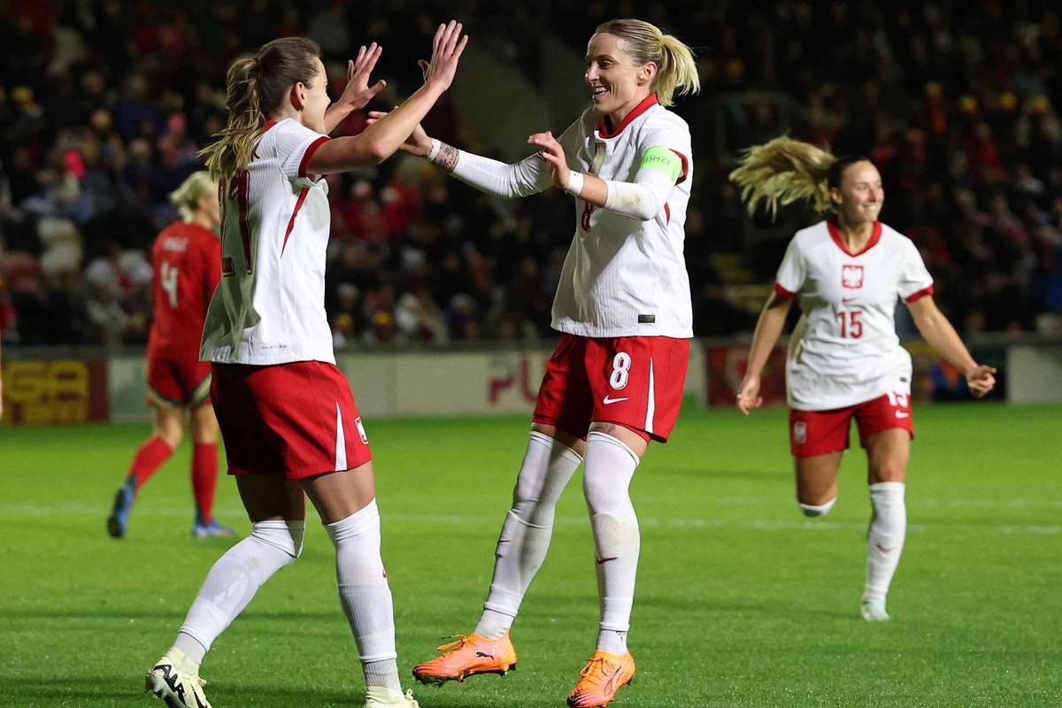 Польские игроки забили пять голов за Уэльс, фантастические голы Кокоша и Едлиньской.