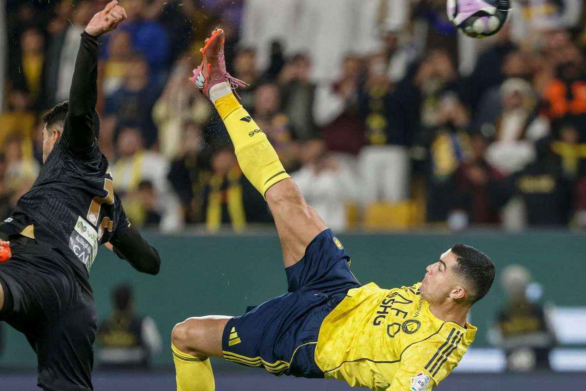 В 40 лет Роналду все еще имеет это. После 90 минут на поле он забил гол ударом ноги.