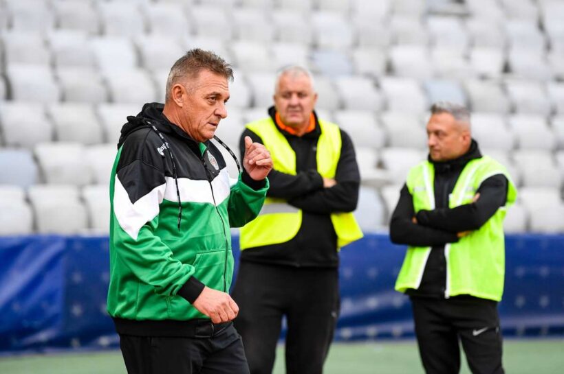 Любопытство румынского футбола. В матче принял участие 61-летний президент и владелец клуба.