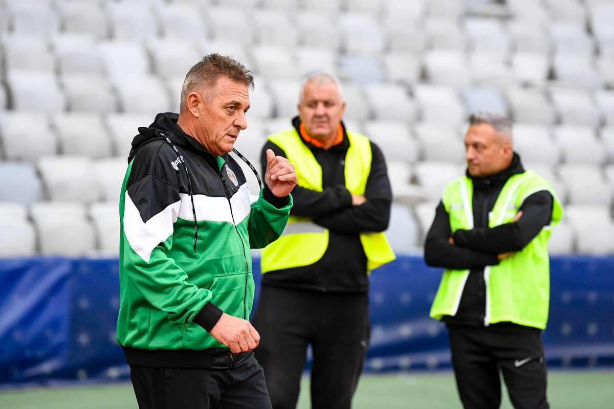 Любопытство румынского футбола. В матче принял участие 61-летний президент и владелец клуба.