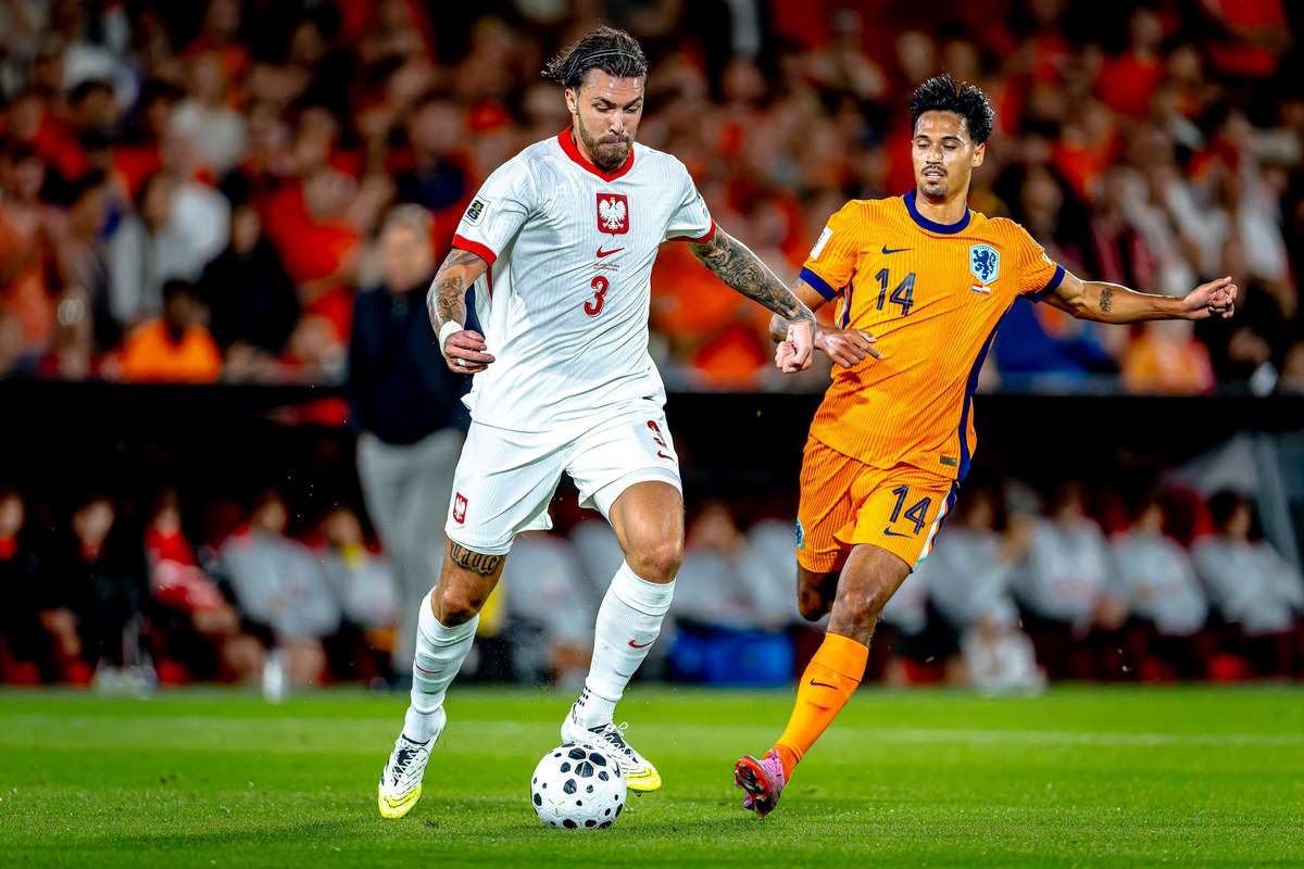 Болельщики осаждают отель команды в начале тренировочного сбора. Вишневский: рассчитываем на замены