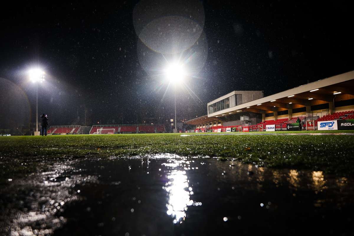 Дождь разрушил поле в Неполомице, матч Пущи со «Сталью Мелцем» отменен