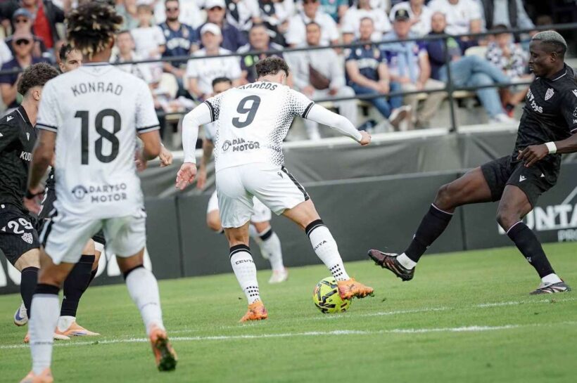 Смерть болельщика на трибунах прервала матч второй лиги Испании