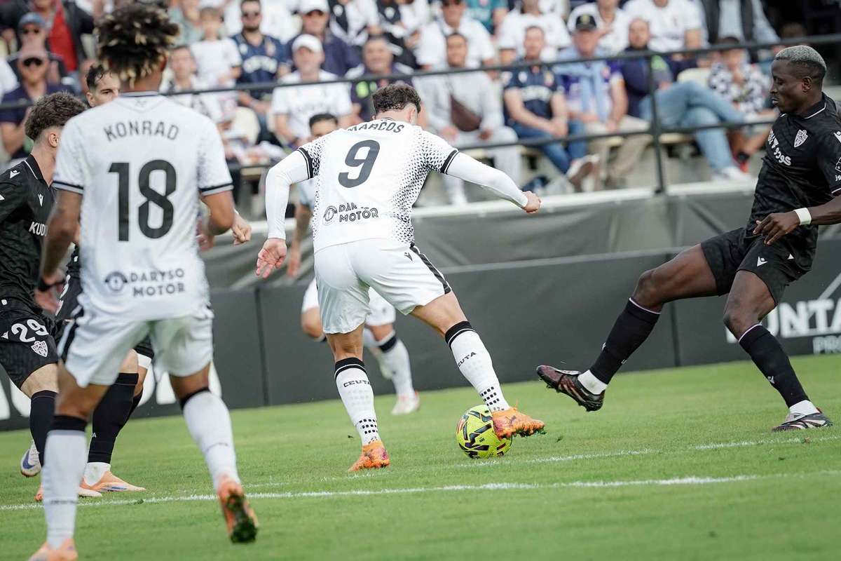 Смерть болельщика на трибунах прервала матч второй лиги Испании