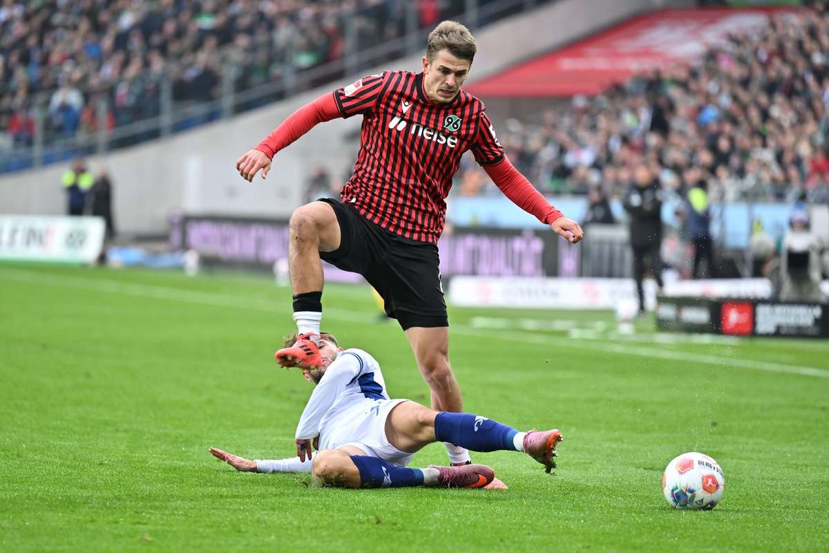 Майк Навроцкий провел очень хороший период в Ганновере, он сделал еще одну результативную передачу.