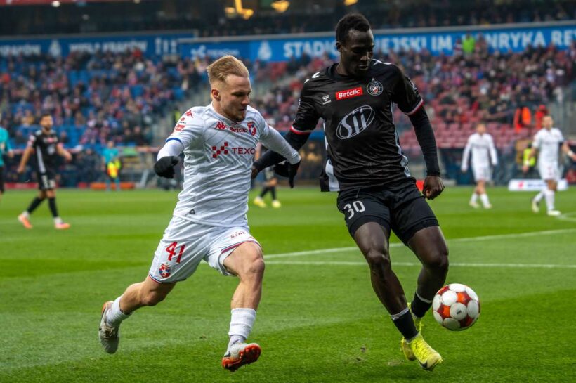 Висла впервые потерпела поражение в Реймонте, Полония Варшава вырвала лидера