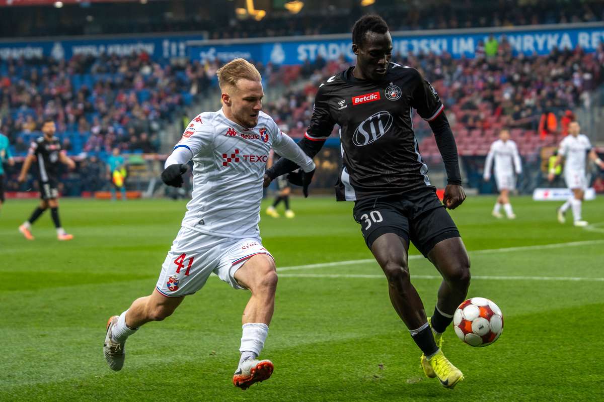 Висла впервые потерпела поражение в Реймонте, Полония Варшава вырвала лидера