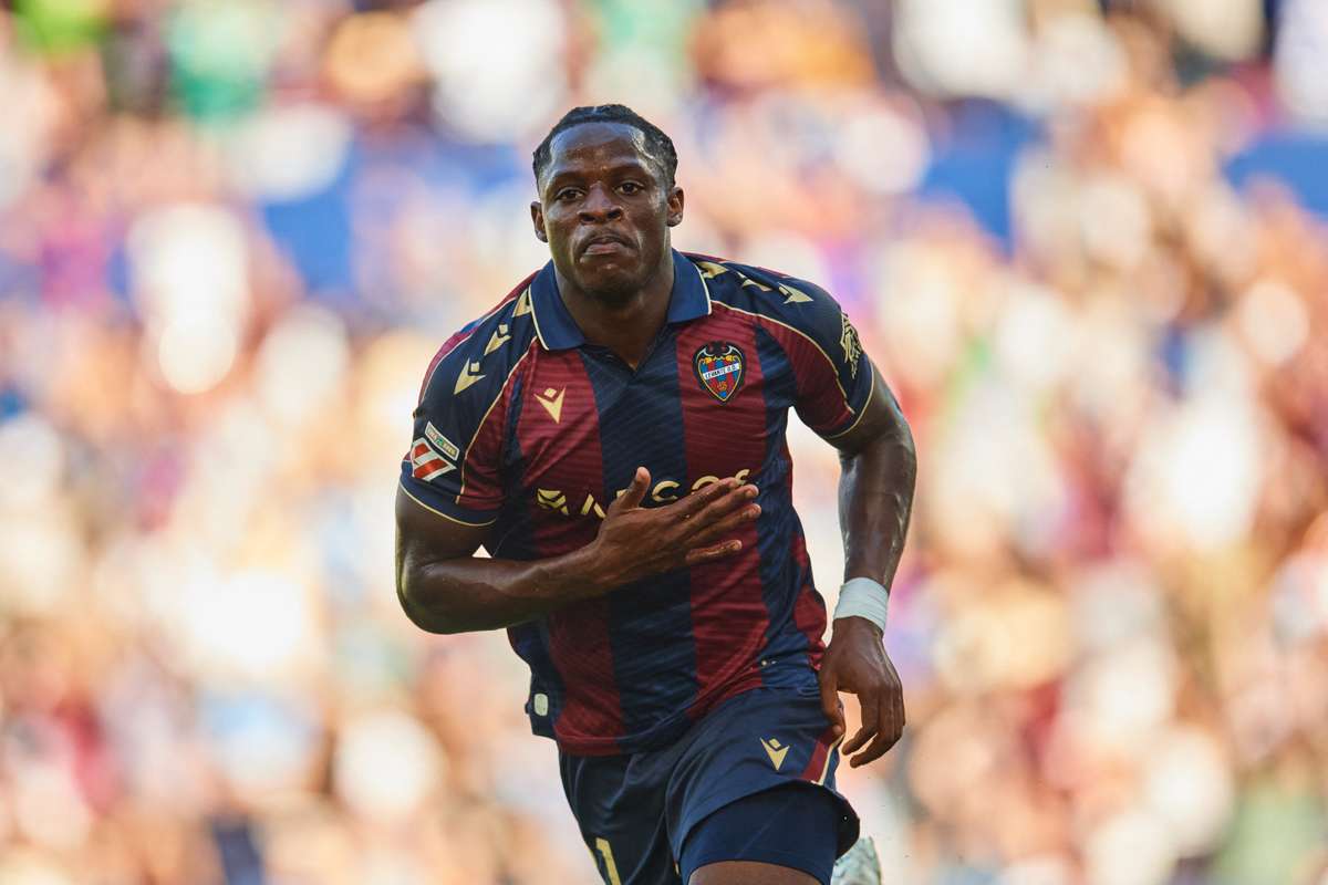 Из четвертой лиги в Леванте, а затем в Манчестер? Европейские гиганты наблюдают за Эйонгом