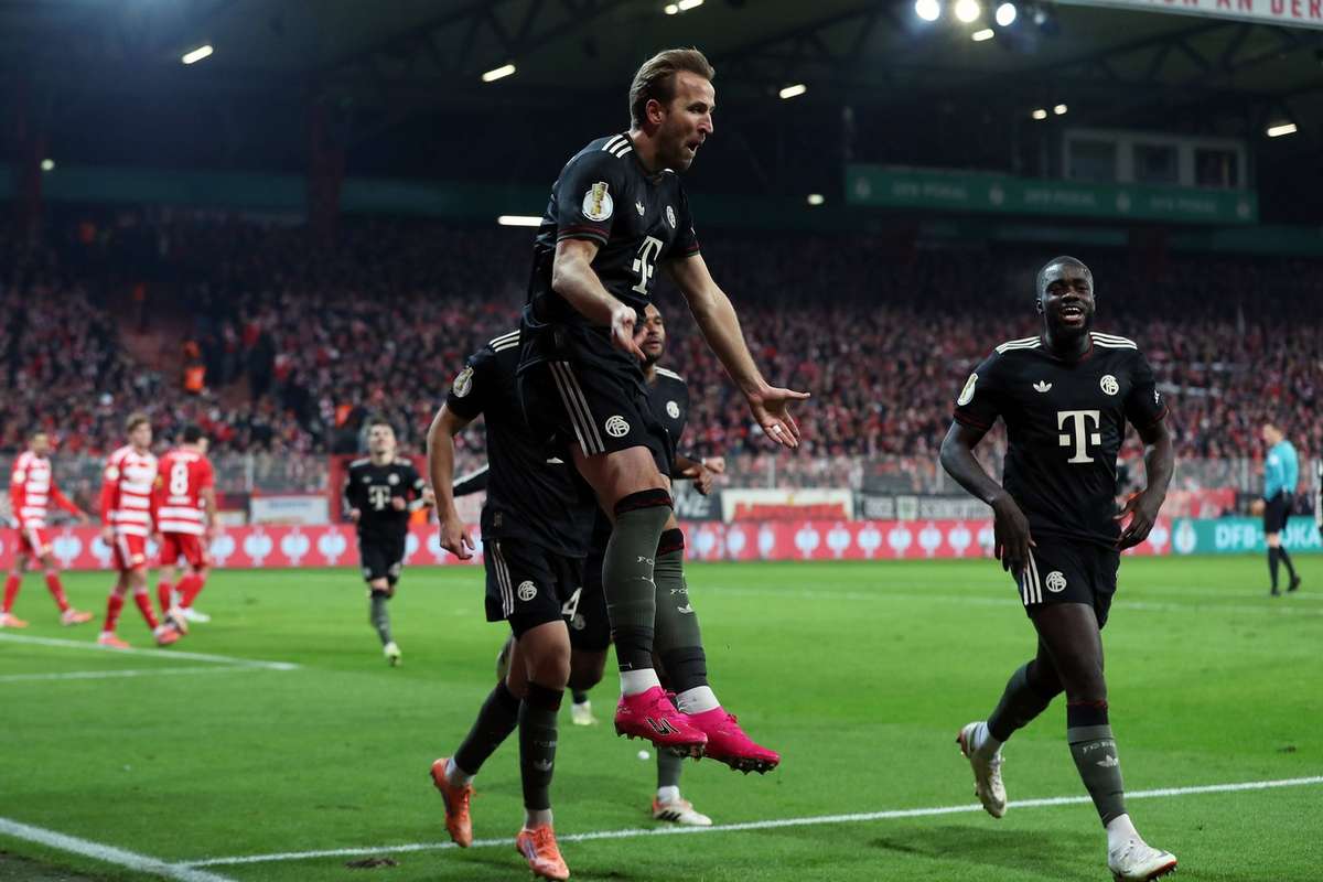 «Бавария» продвинулась вперед после победы в Берлине и двух автоголов. Победа Бохума и Фрайбурга