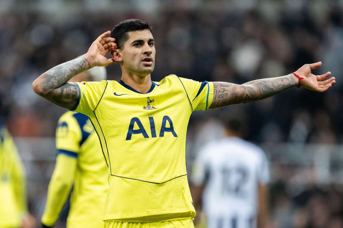 Осторожно, Ромеро стреляет! Удар головой и подброс... Капитан «Шпор» забил два эффектных гола