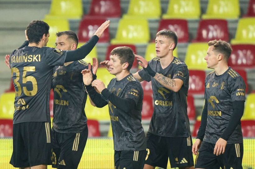 Весенний тур Экстракласы стартует в зимней обстановке