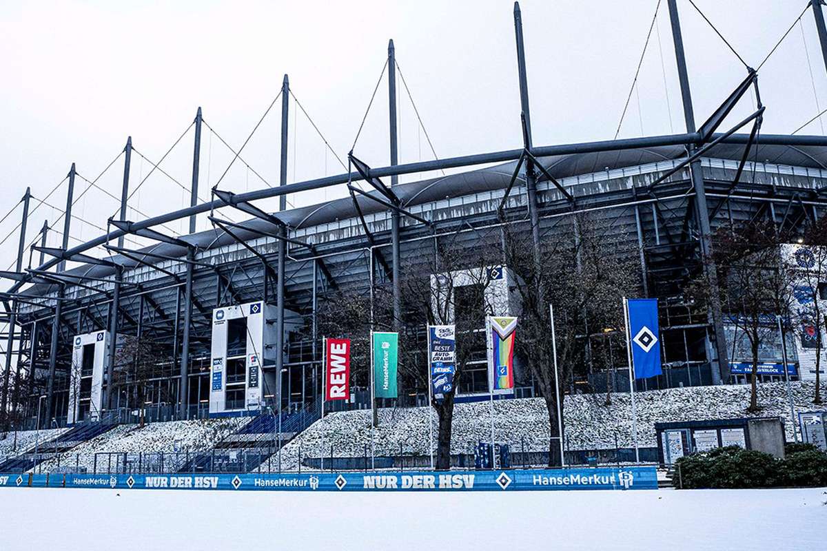 Очередной матч Бундеслиги отменен: снег на крыше стадиона мог привести к трагедии