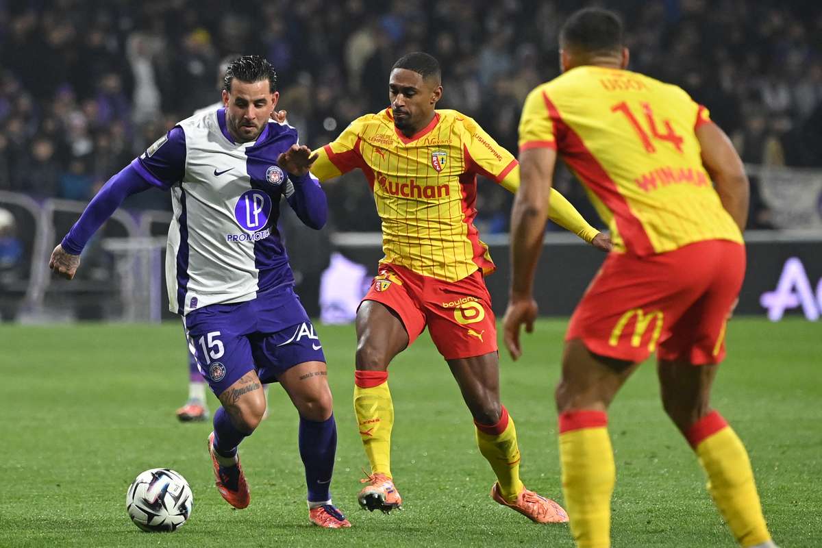 «Ланс» укрепляет свои позиции лидера Лиги 1 после крупной победы в Тулузе