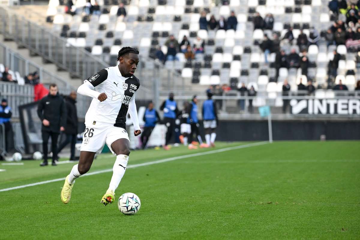 Француз Иван Икиа Дими в Гурнике Забже, клуб купил его из второй лиги Амьен СК