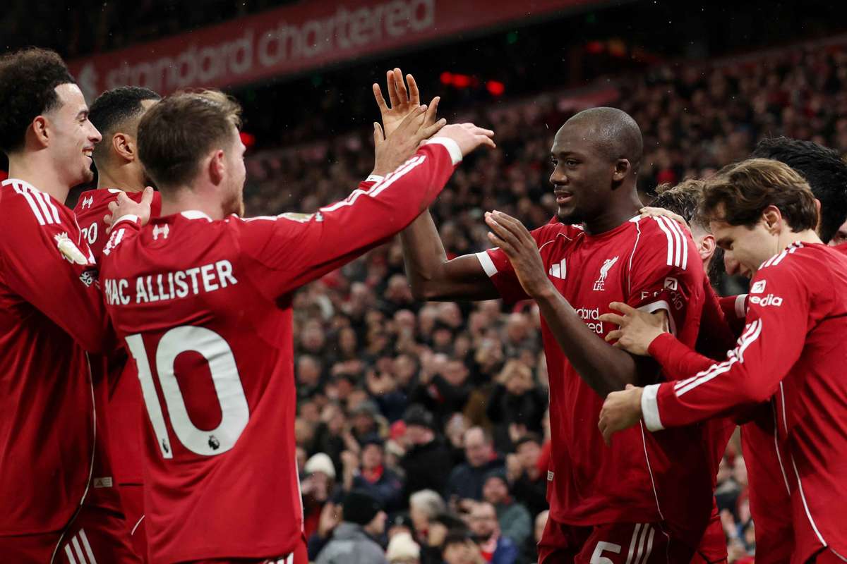 Слот благодарит Конате за его быстрое возвращение после смерти отца в условиях оборонительного кризиса.