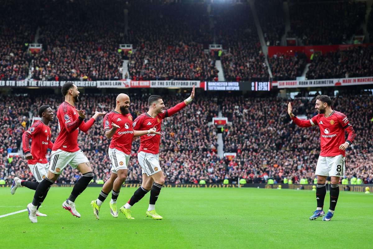 Впечатляющая форма «Манчестер Юнайтед», уверенная победа над «Шпорами». Ромеро получил красную карточку